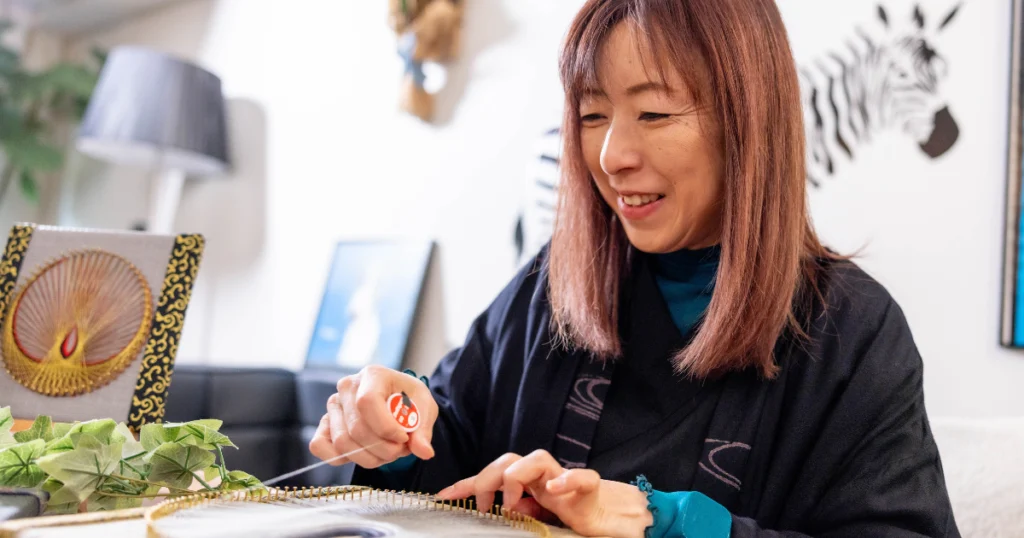 糸掛け曼荼羅の制作について話すワークショップ講師の平尾須美子さん