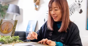 糸掛け曼荼羅の制作について話すワークショップ講師の平尾須美子さん