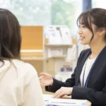 大学キャリアセンター職員が学生の相談に対応している様子