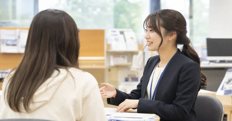 大学キャリアセンター職員が学生の相談に対応している様子