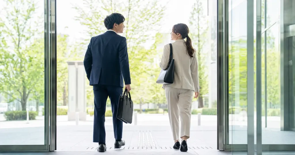 転職相談後に歩きながら会話をする男女ビジネスパーソン