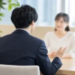 キャリアコンサルタントが相談者と対話しながらキャリア相談を行う様子