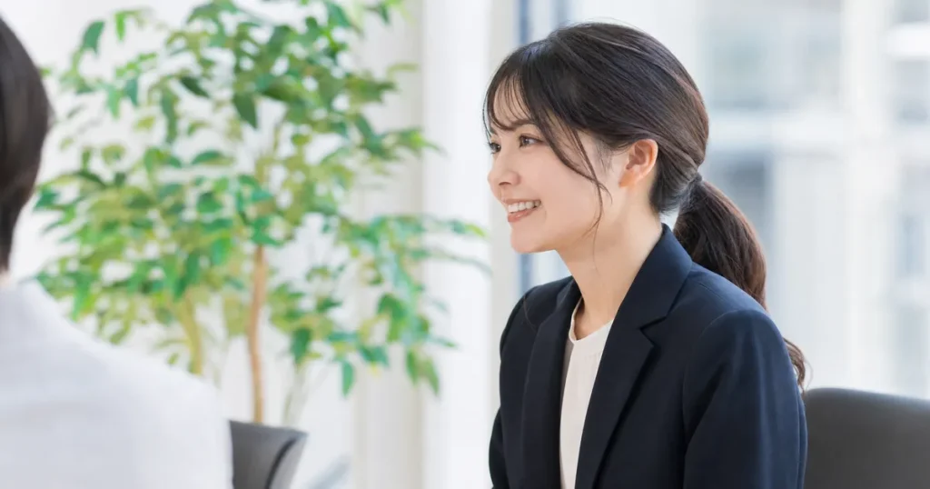 笑顔で相談対応をする女性キャリアコンサルタント