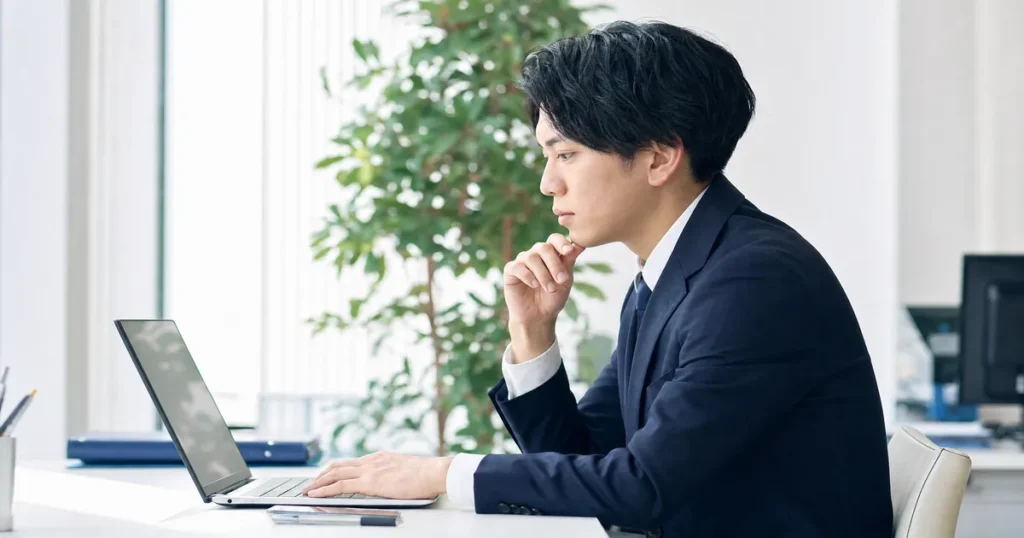 将来のキャリアについて考える男性会社員