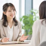 キャリア相談をする女性コンサルタントと相談者が向かい合って話している様子