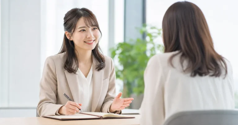 キャリア相談をする女性コンサルタントと相談者が向かい合って話している様子