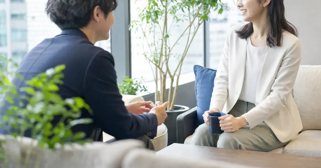 オフィスでキャリア相談や面談をしている様子