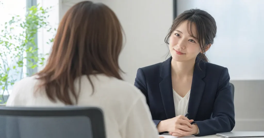 相談者の話を聞きながらキャリア相談を行うキャリアコンサルタント