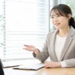キャリア相談をする女性キャリアコンサルタントがオフィスで説明している様子