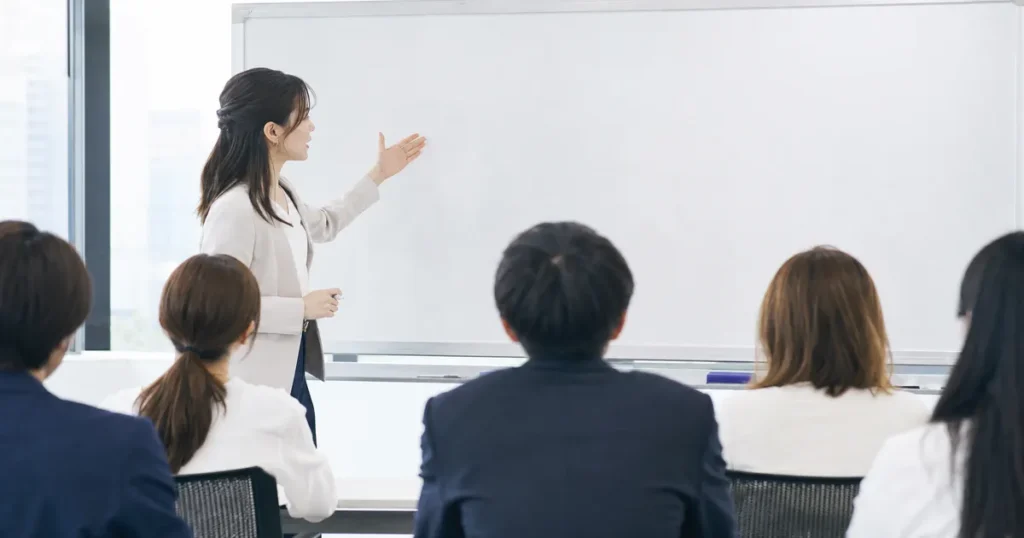 ホワイトボードを使って説明を行う研修・講義の様子