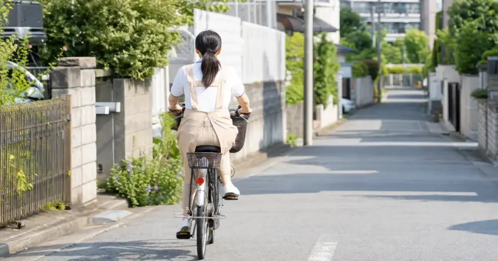 ホームヘルパーが自転車で訪問移動している様子