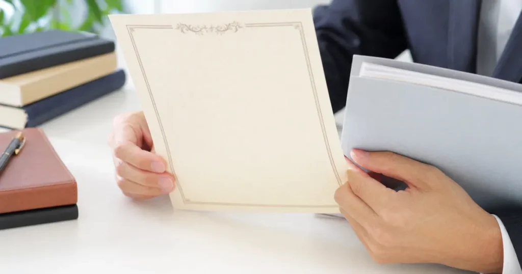 ハローワークで書類手続きを行う職員のイメージ