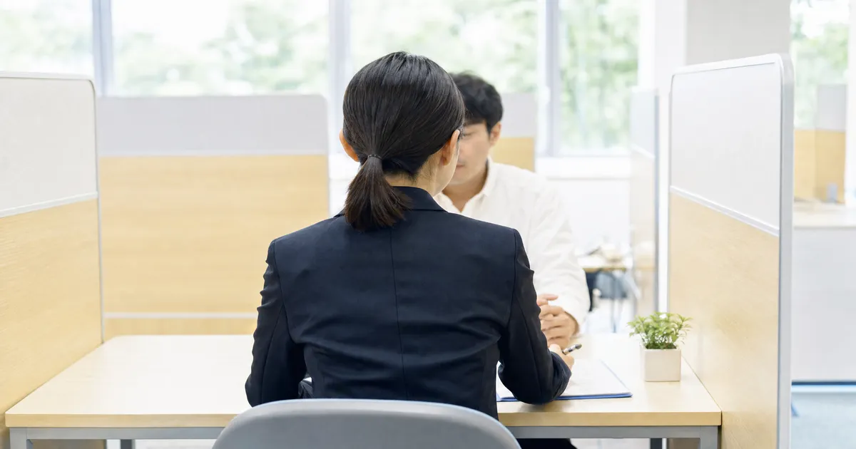 ハローワーク職員が相談者と向かい合い就職相談を行う様子