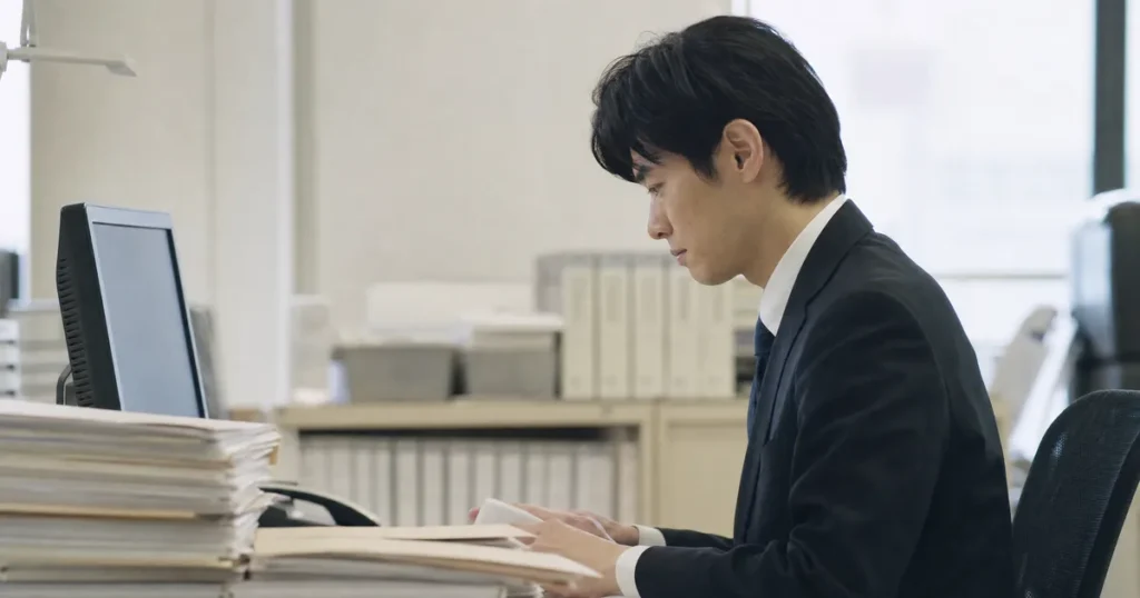 QAエンジニアがデスクで検証作業に集中している様子
