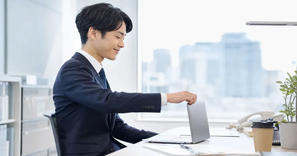 転職やキャリアチェンジを前向きに考える男性会社員