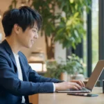 ノートPCで副業作業をするキャリアコンサルタントの男性