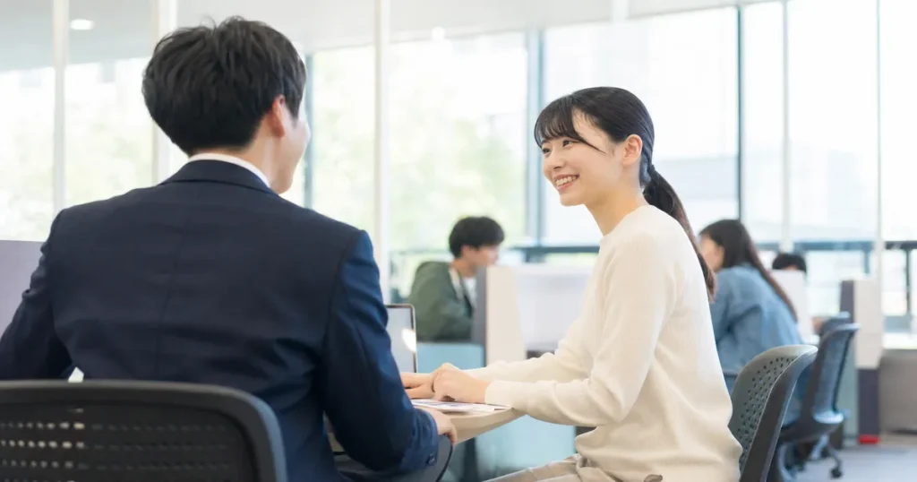 大学キャリアセンター職員が学生と個別相談を行う様子