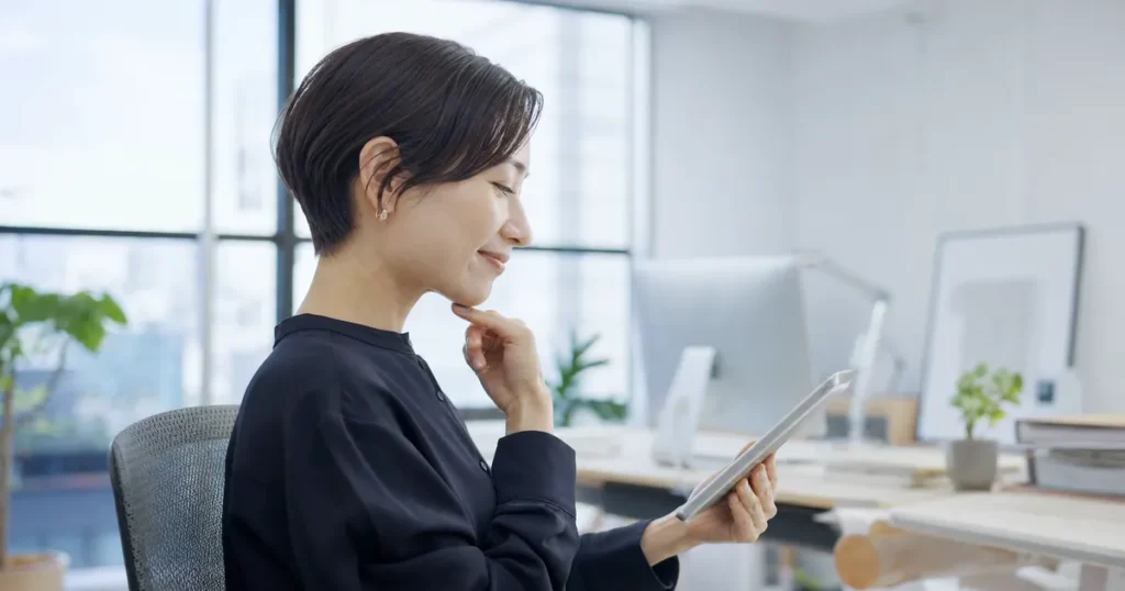 Webデザインのアイデアを考える女性Webデザイナー